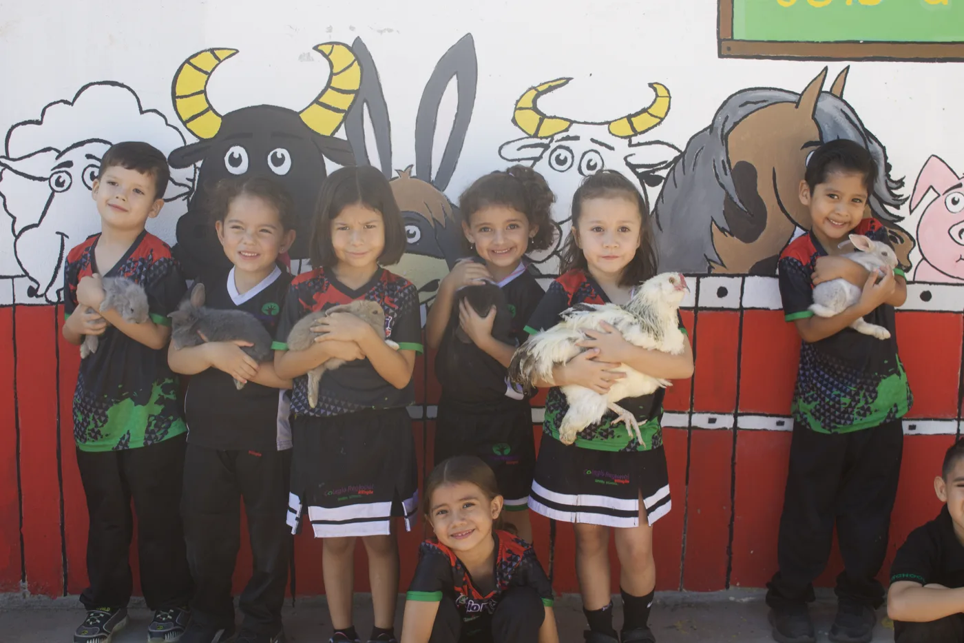 Alumnos de Preescolar del CRB con los animales de la granja escolar