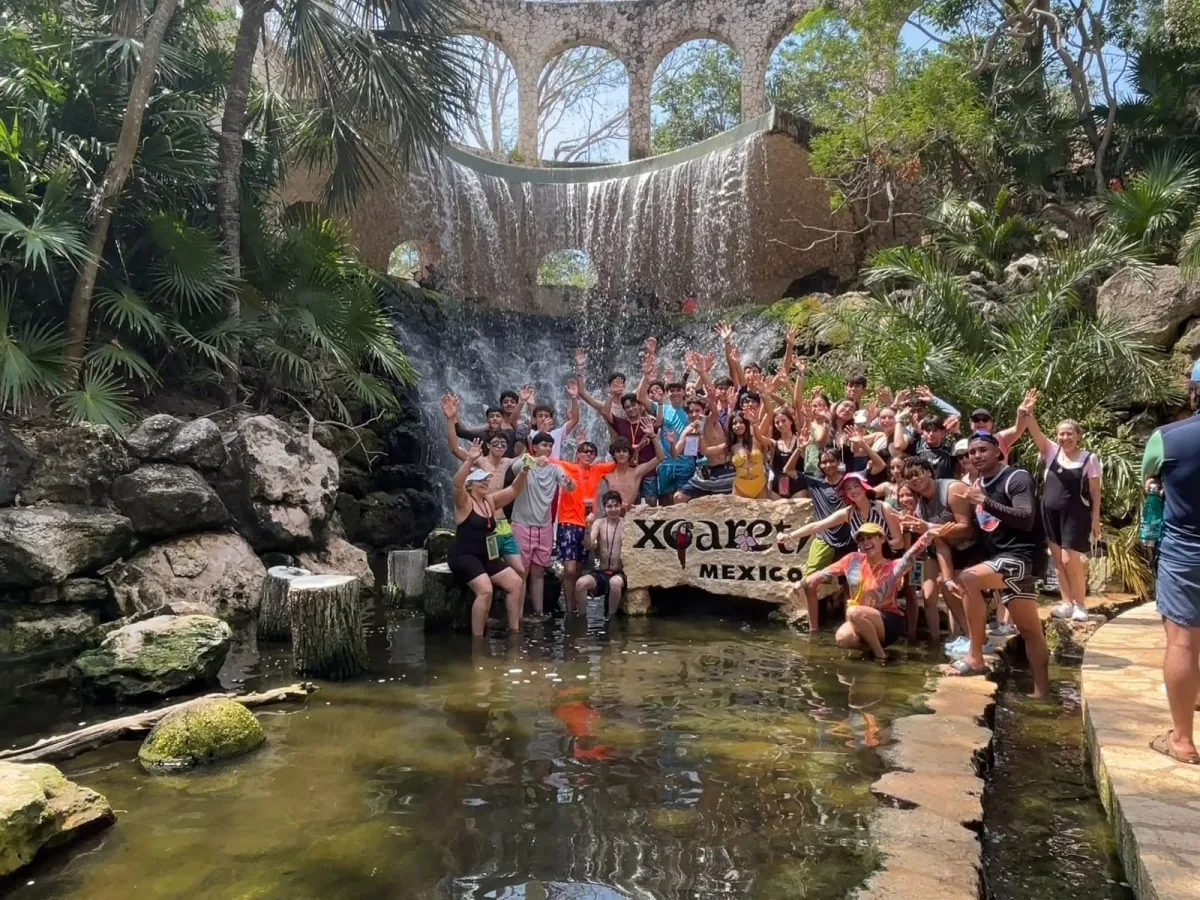 Alumnos del CRB de viaje socio cultural en Xcaret, México